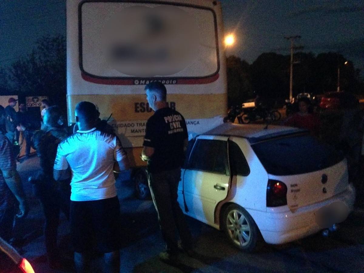 Duas pessoas ficaram gravemente feridas após um acidente entre um ônibus escolar e um carro 