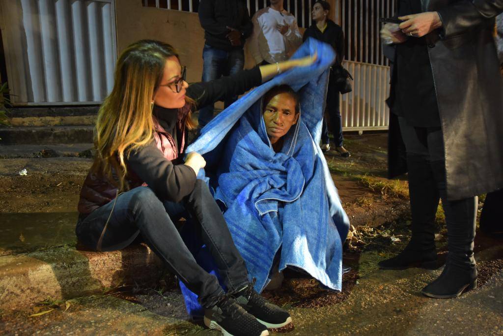 Virgínia Mendes distribui cobertores na rua de Cuiabá e Várzea Grande.