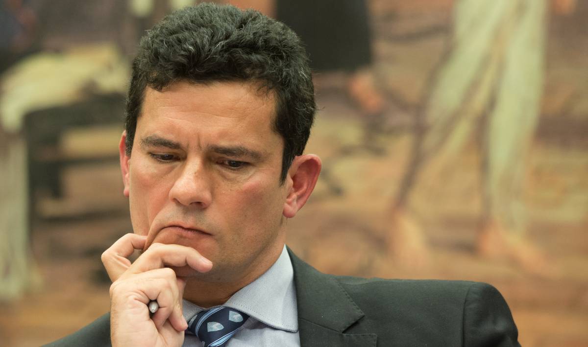 Moro pede afastamento do cargo 