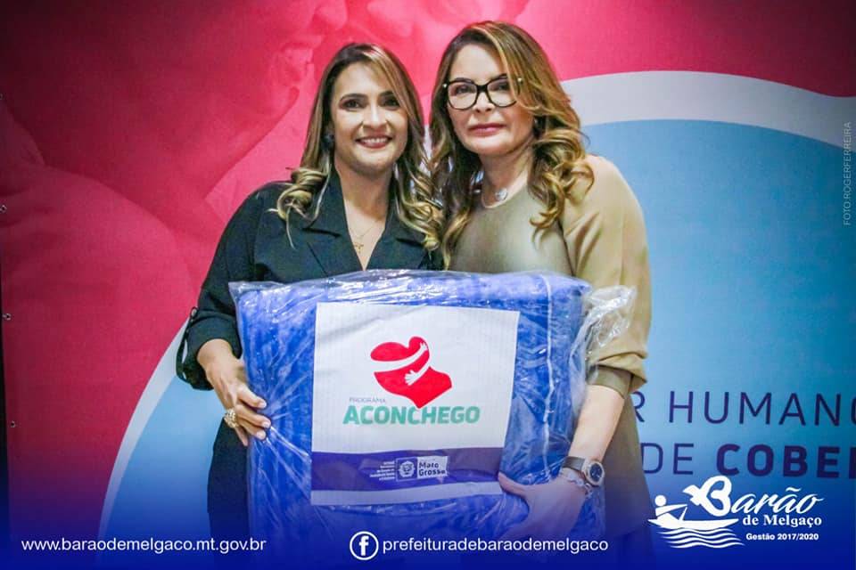 Secretária de Assistência Social de Barão de Melgaço recebe kits com cobertores da campanha 