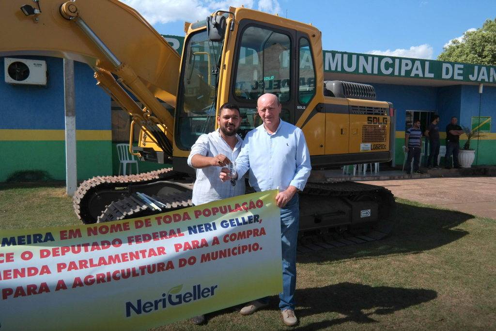 Parceria entre Neri Geller e Rogério Meira entrega maquinários para fomentar agricultura familiar de Jangada