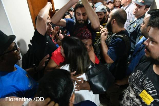 Confusão na AL tem agressões, tentativa de invasão e Rotam acionada
