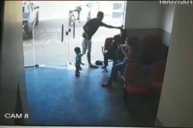 Homem é preso por agredir ex-esposa em delegacia em Poconé; veja vídeo