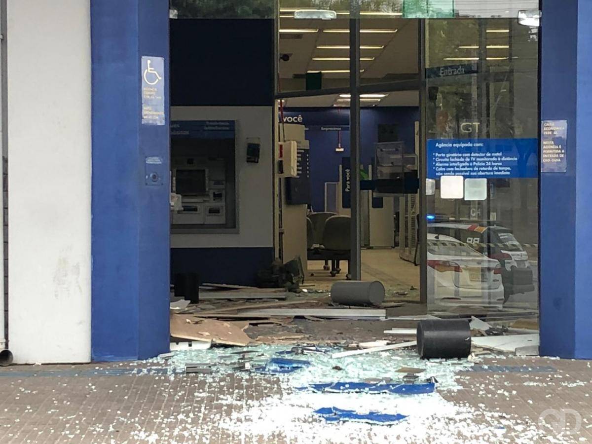 Bandidos invadem e explodem agência bancária em Cuiabá