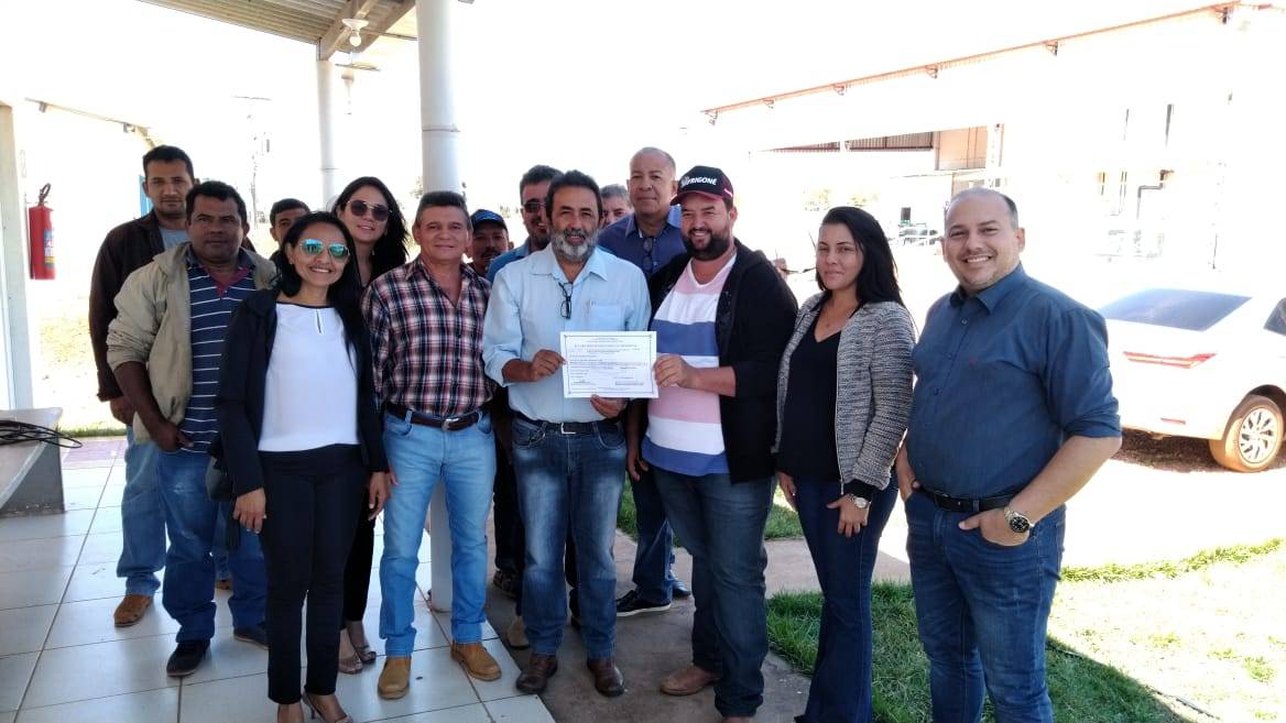 Prefeito faz entrega de Alvará para funcionamento de Frigorifico 