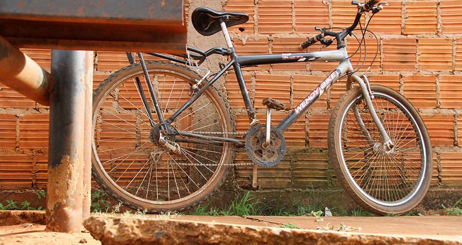 PM prende homem com droga escondida no guidão de bicicleta 