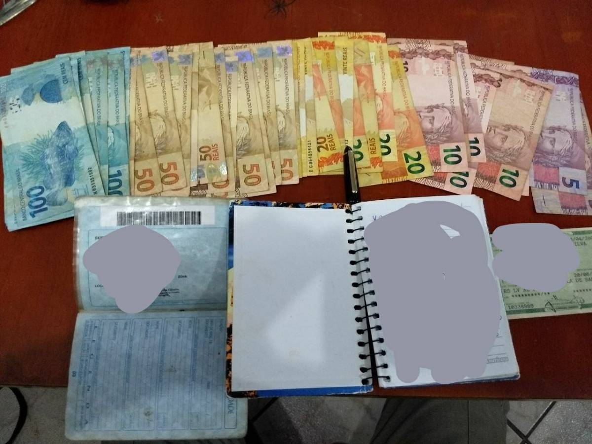 PM acha caderno do tráfico e prende suspeito 
