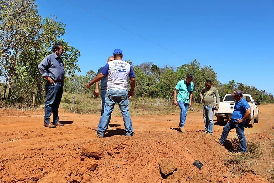 Prefeito e Secretario de Infraestrutura, vistoriam finalização da recuperação de estrada rural no município