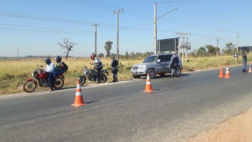 Blitz remove 10 veículos e multa motoristas por falta de licenciamento e CNH na Região Metropolitana