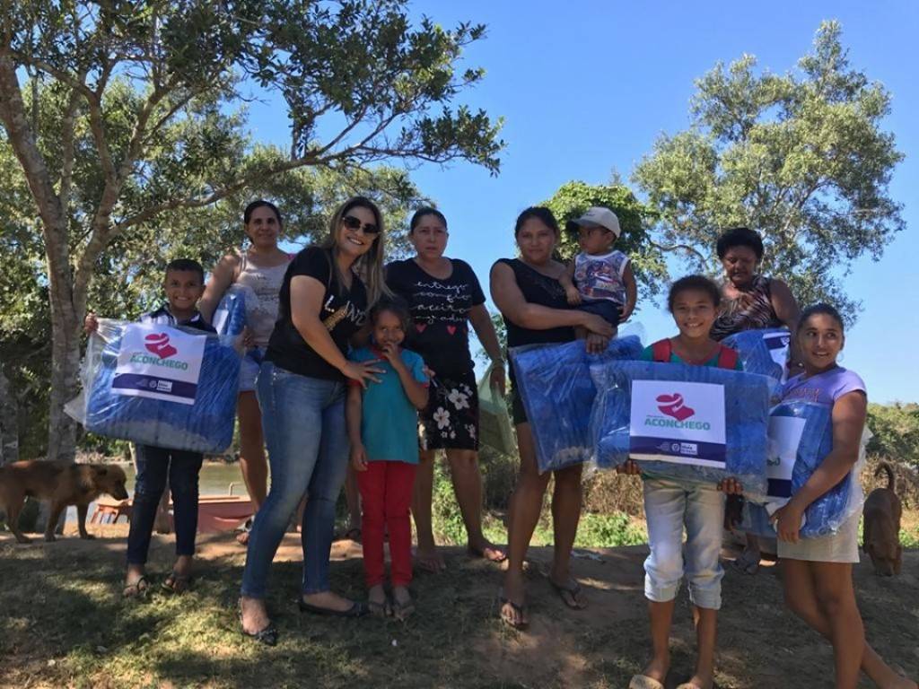 Prefeitura entrega cobertores e faz troca social de lâmpadas aos moradores de Cuiabá Mirim