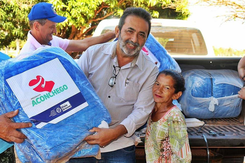 Prefeito da continuidade a entrega de cobertores do projeto Aconchego em comunidades do município