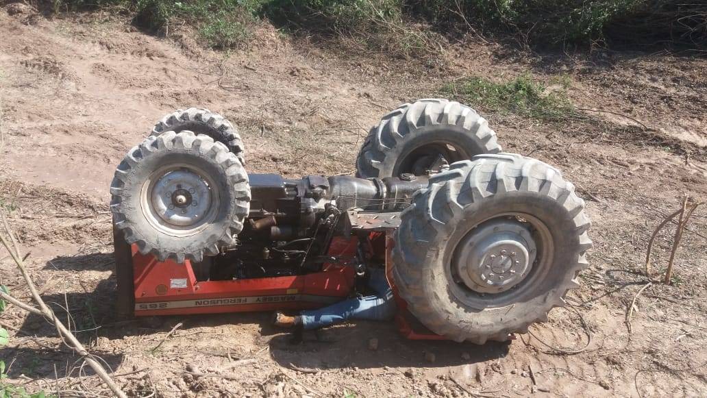 Operador morre após trator tombar e cair por cima do corpo dele