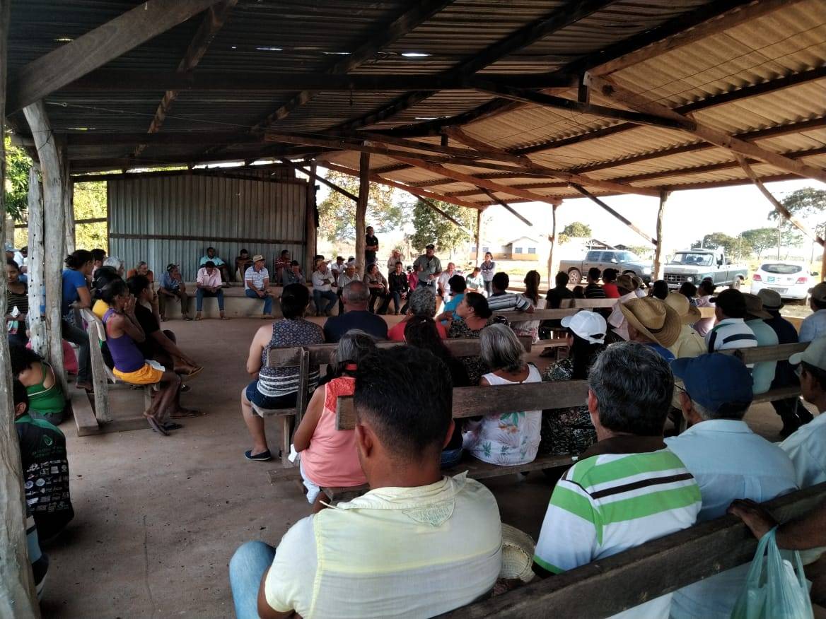 Prefeitura e entidades participam de reunião em assentamento rural do município