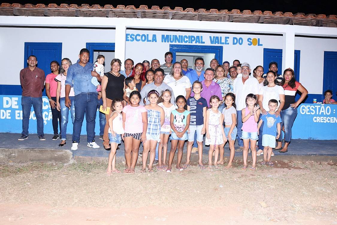 Tatá Amaral entrega reforma de escola na comunidade 120