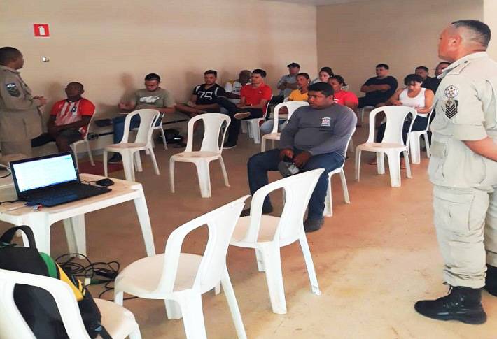 Bombeiro Militar ministra Curso de Brigada de Incêndio no município