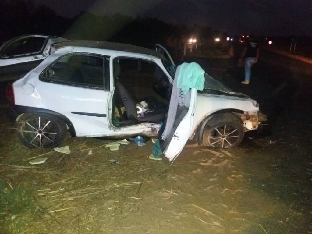 Carro capota em rodovia e mãe e filha ficam feridas em MT