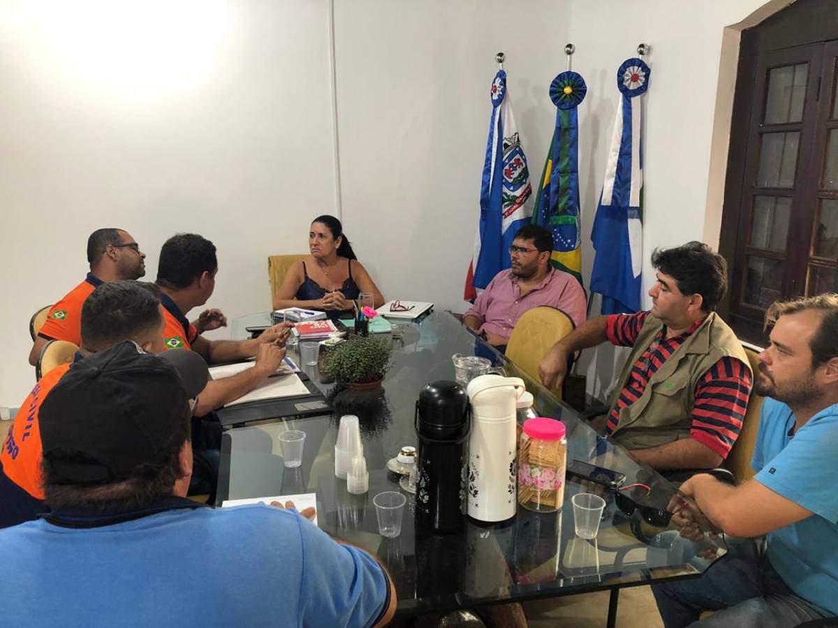 Prefeita reúne com defesa civil, secretários e sindicatos rurais para levantar danos causados pelas queimadas no município
