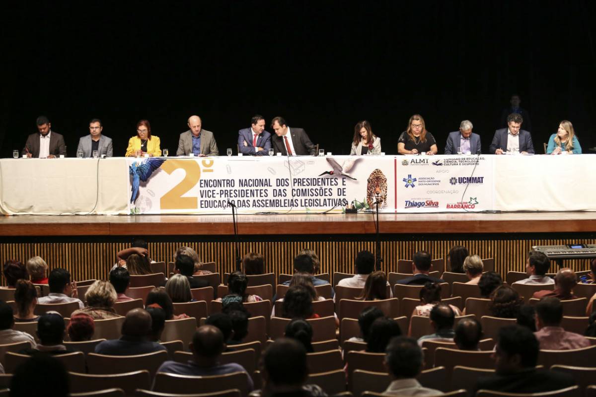Prefeita Thelma de Oliveira participa de debate nacional sobre educação básica 