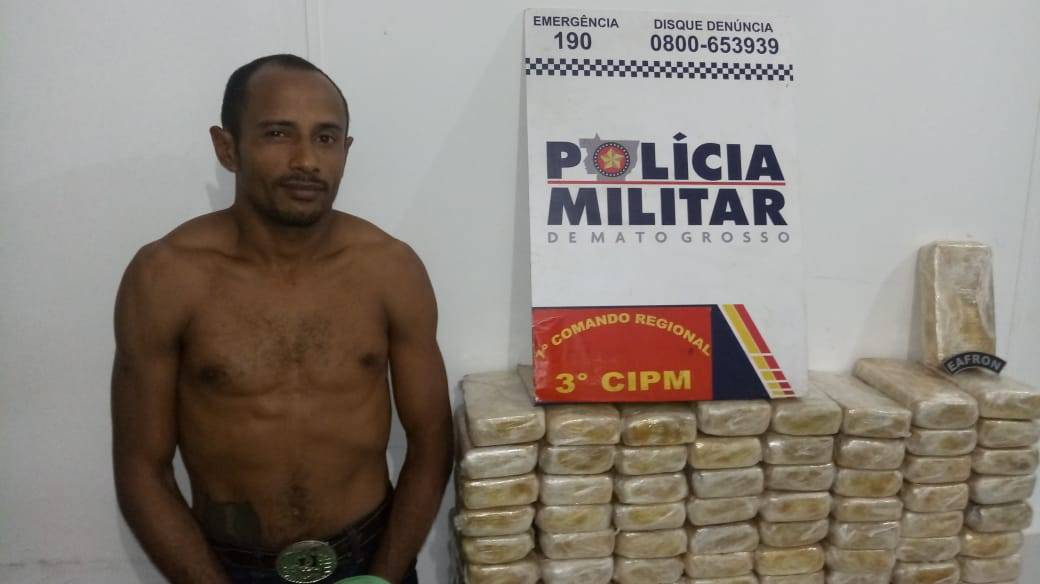 PM apreende 65 tabletes de cocaína em fundo falso de Kombi 