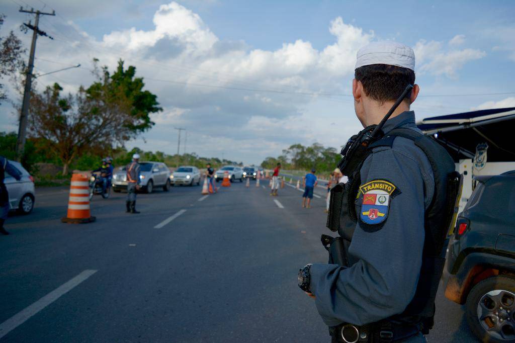 Agentes prendem seis pessoas e multam 66 motoristas no domingo (22)