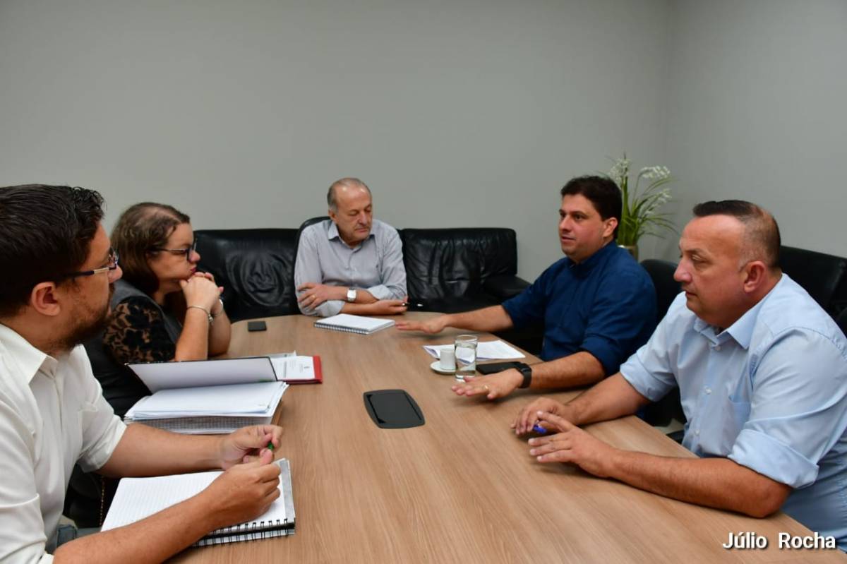 Após várias reuniões, Governo mantem repasse defasado e prefeitura devolve ônibus e rotas do transporte escolar