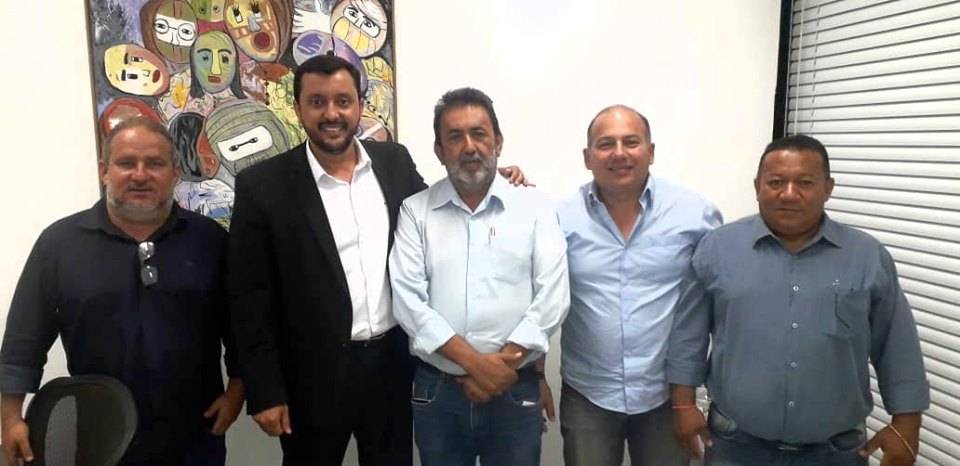 Comitiva reúne com secretário de Estado em busca de apoio para realizações de ações culturais em Poconé