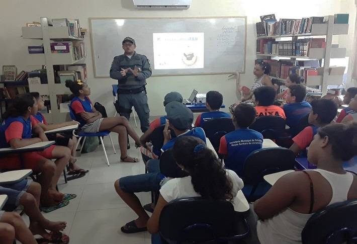 Polícia Militar ministra palestra educativa sobre uso de drogas e seus efeitos nocivos