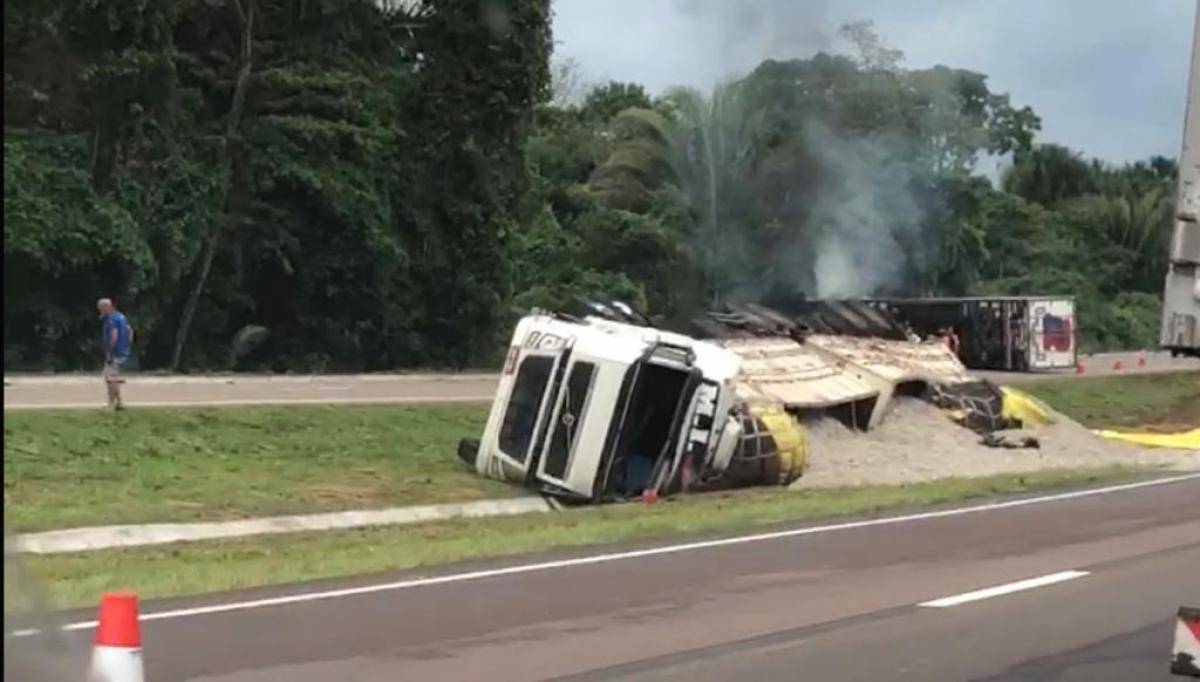 Colisão entre duas carretas deixa motorista ferido em Santo Antônio de Leverger