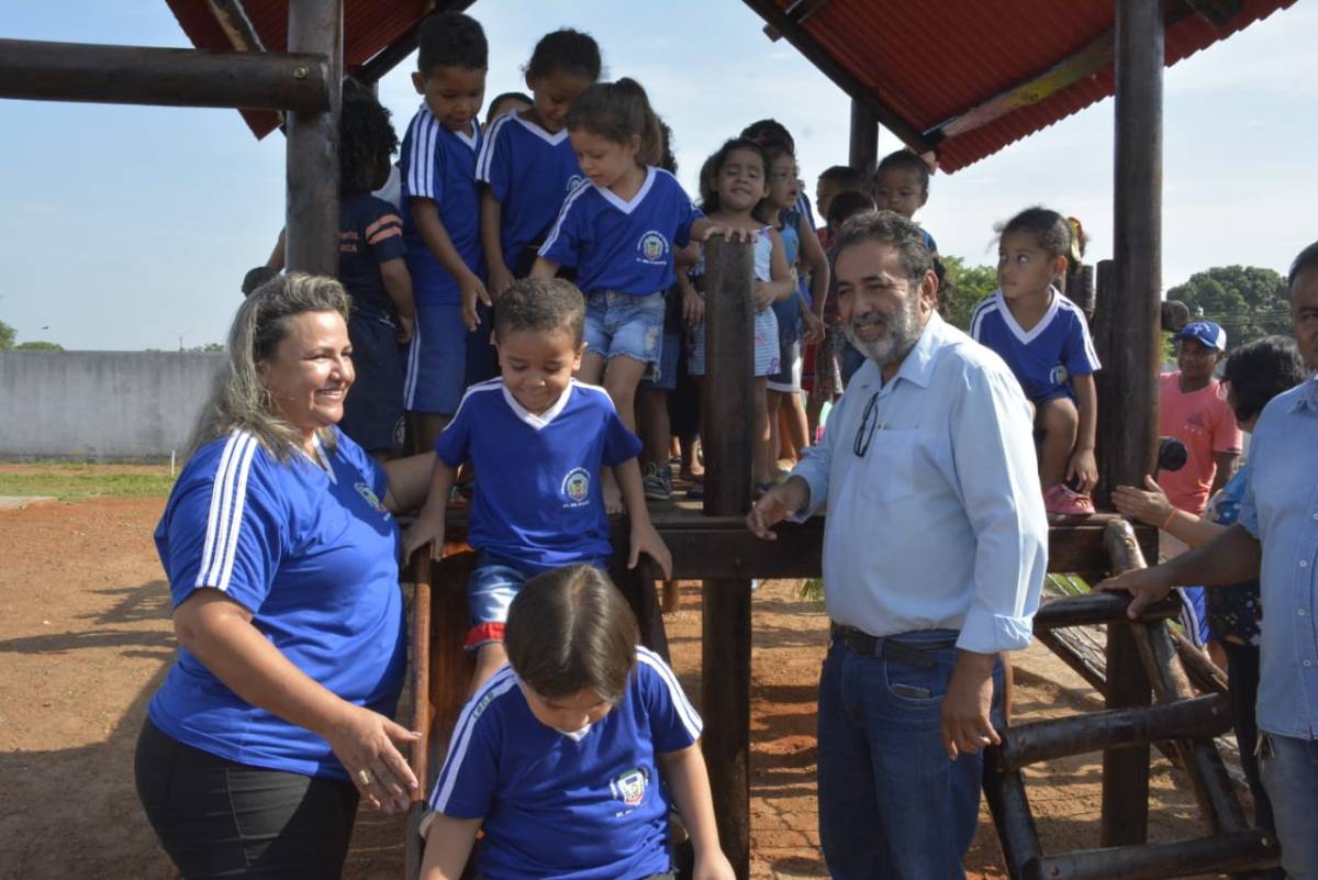 Prefeitura faz entrega de parque infantil para creche municipal 