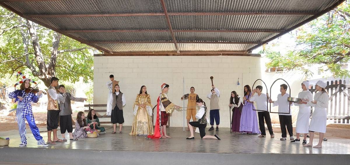 Alunos apresentam peça 