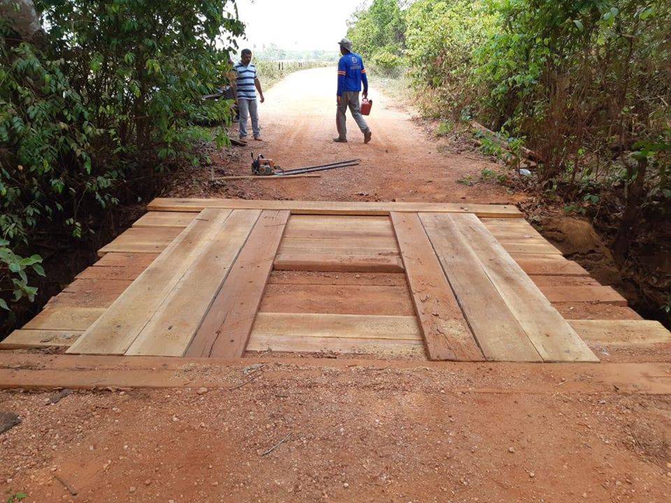 Prefeitura entrega mais uma ponte de madeira reformada para atender famílias de comunidades rurais 