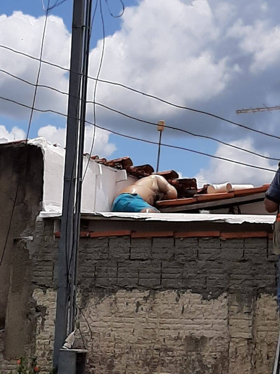 Vizinhos sentem mau cheiro e polícia acha corpo de idoso que morreu eletrocutado no telhado