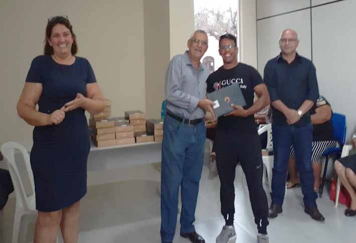 Prefeito Souza entrega tablets para Agentes Comunitários de Saúde