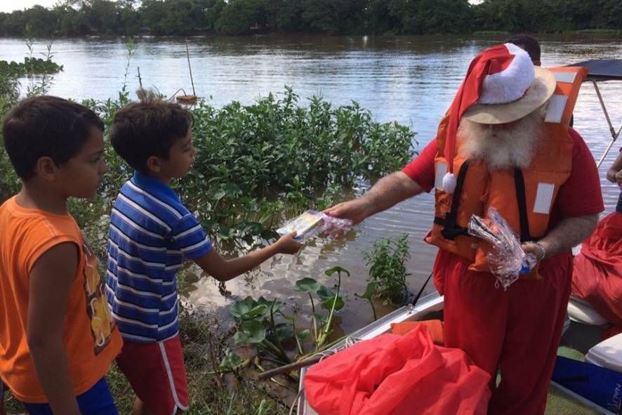 Papai Noel leva presentes e cidadania a crianças do Pantanal