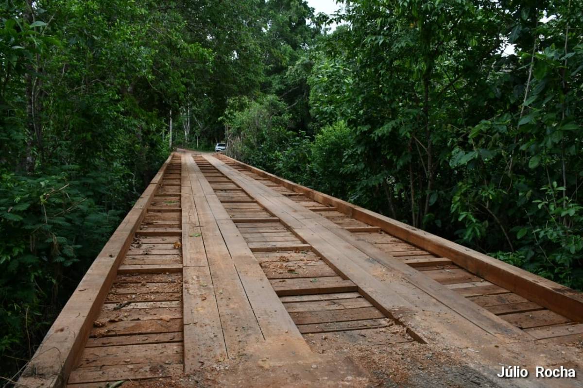 Prefeitura entrega ponte reformada à comunidade de Barranco Alto