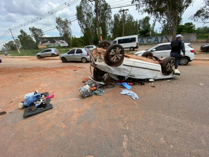 Motorista perde controle da direção, carro capota e deixa 3 feridos; 1 fica em estado grave