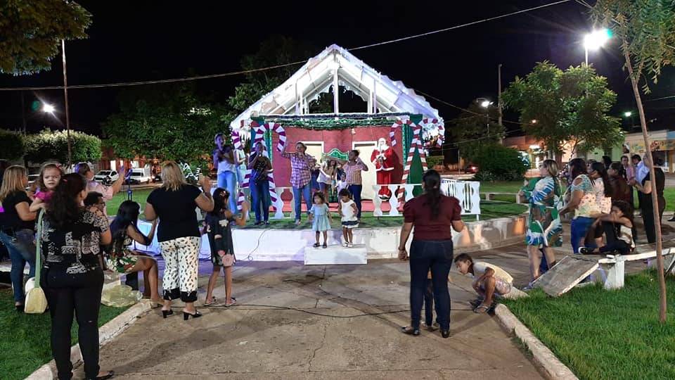 Prefeitura de Poconé, acende iluminação natalina em praça pública do município