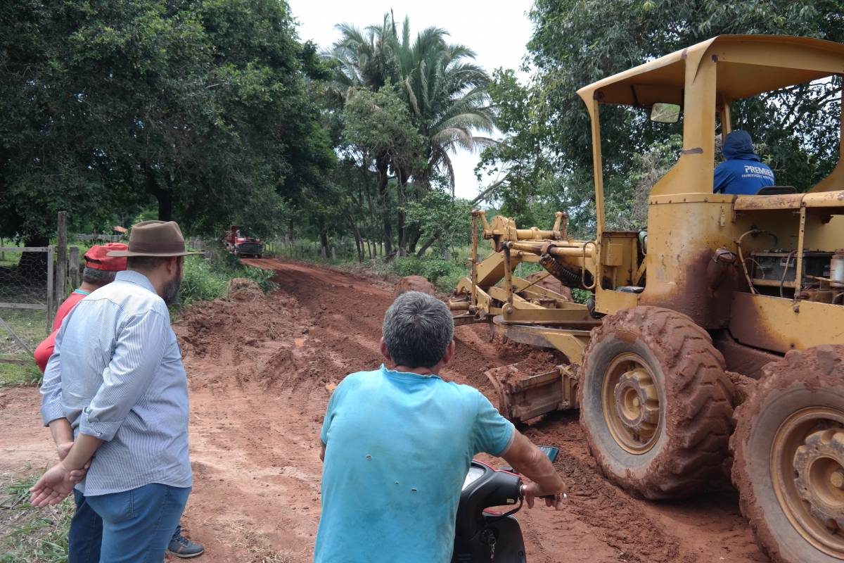 Vereadores fiscalizam serviços que estão sendo executados em estradas na região de Mimoso