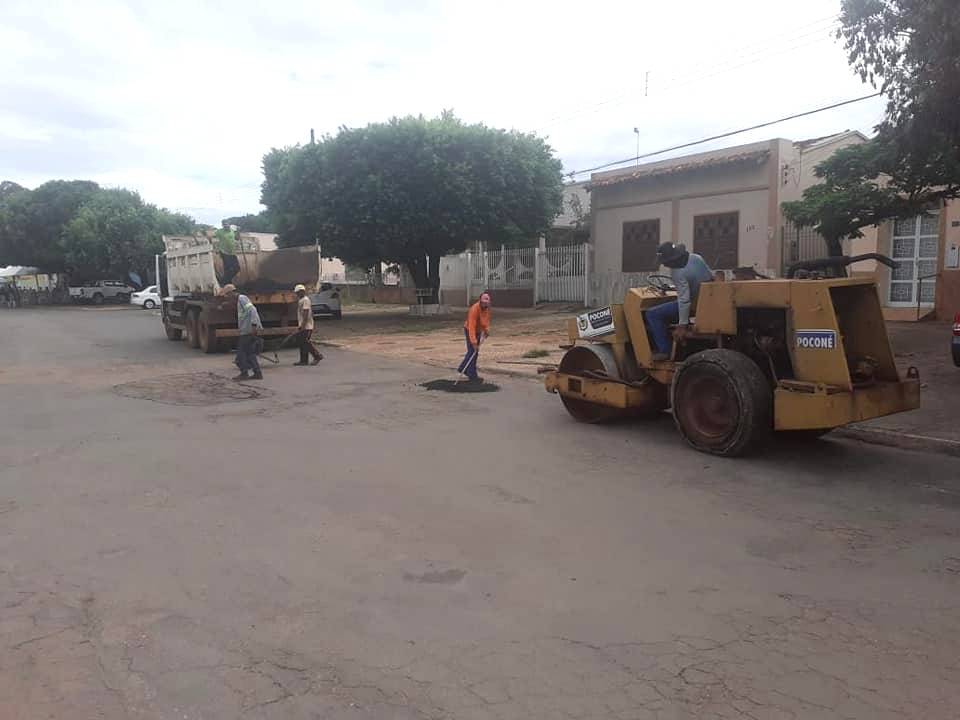Prefeitura realiza operação tapa buracos em ruas e avenidas da cidade