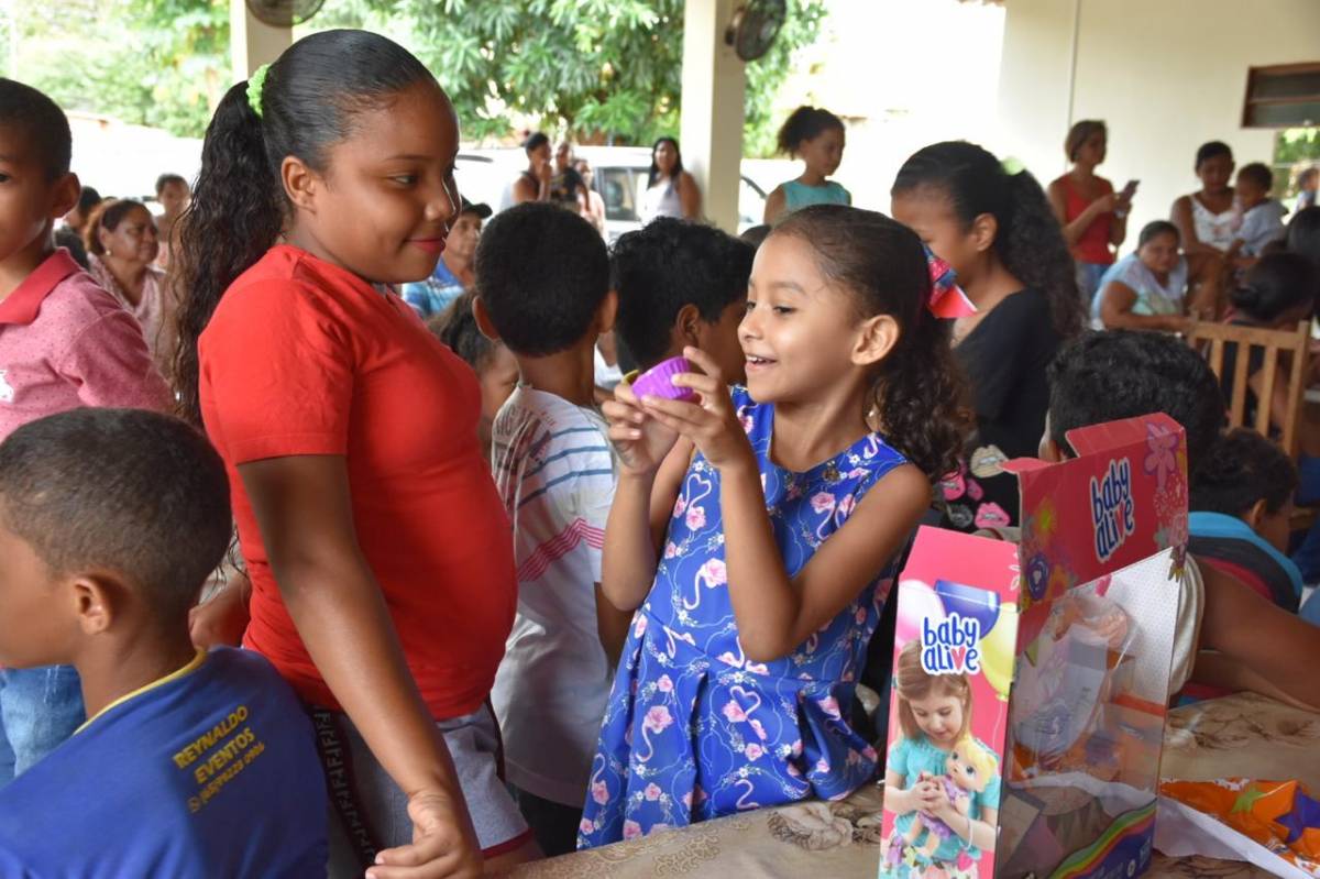 Primeira-dama visita protejo social em Poconé e leva brinquedos e cestas básicas