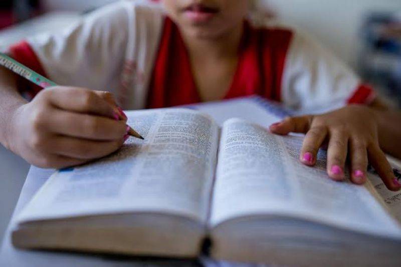Escolas são proibidas de pedir papel higiênico e álcool em lista escolar, alerta Procon