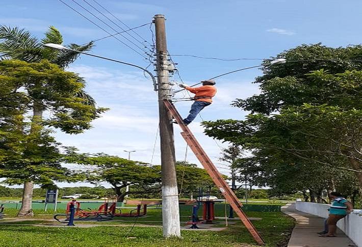 Prefeitura de Livramento realiza troca de lâmpadas e relês queimados