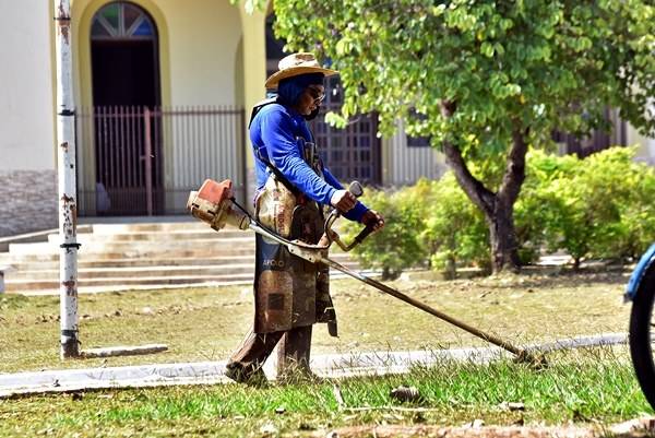Prefeitura realiza ação de limpeza em espaços públicos em Poconé