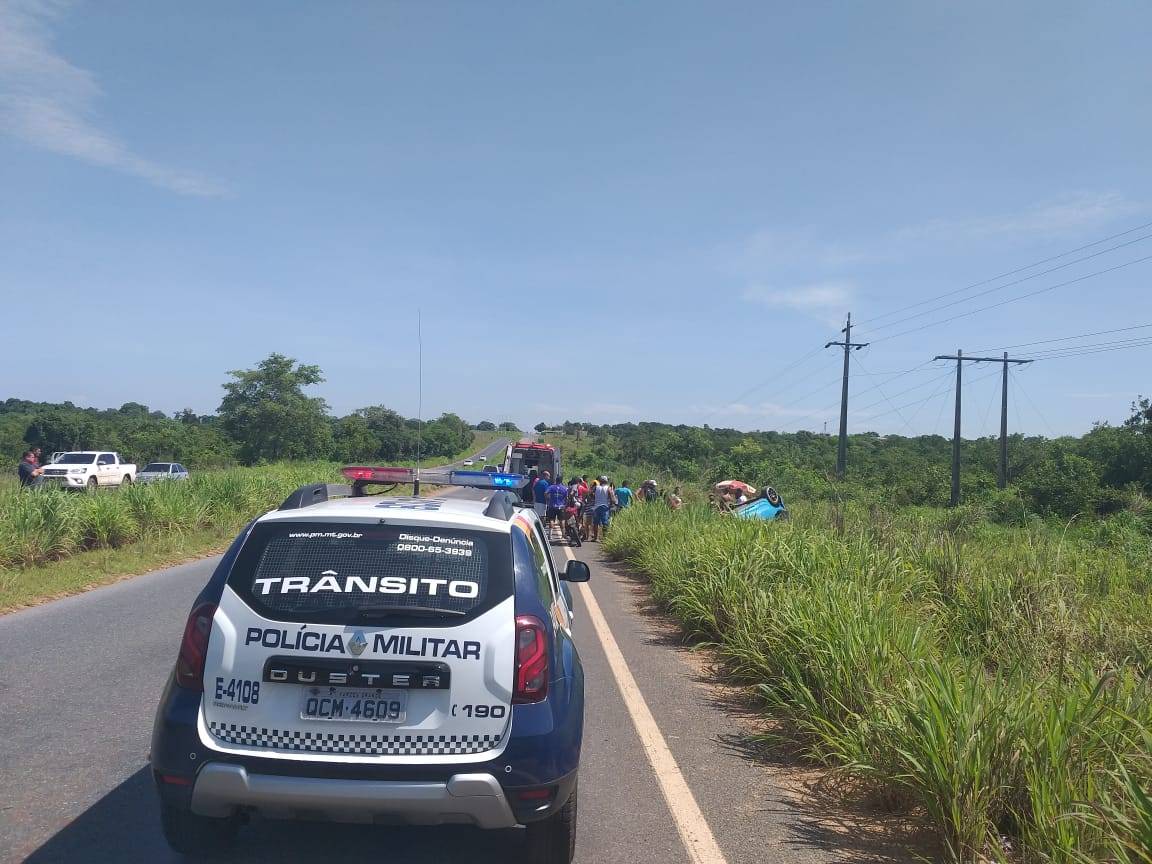 Guarnição do BPTran dá apoio aos acidentados em capotamento na rodovia Palmiro Paes de Barros