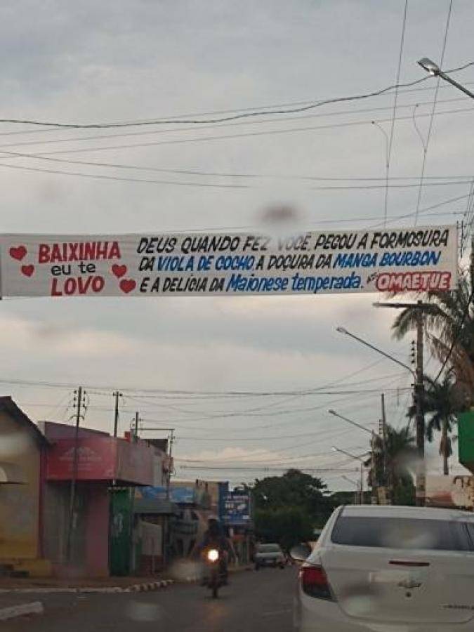 Poeta viraliza em Poconé com faixa de amor para 'Baixinha' doce como manga