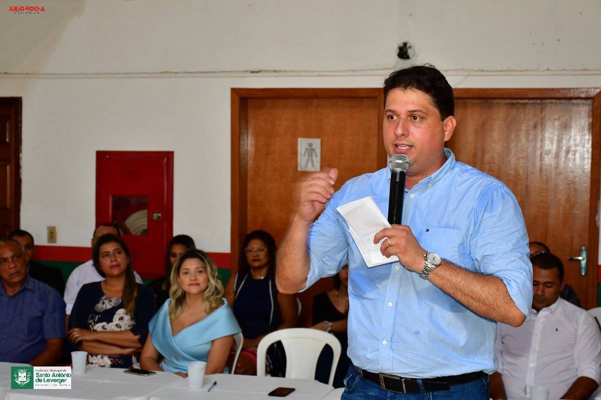 Valdirzinho sanciona lei que proíbe corte de energia, água e outros serviços nas sextas, feriados e fins de semana em Santo Antônio
