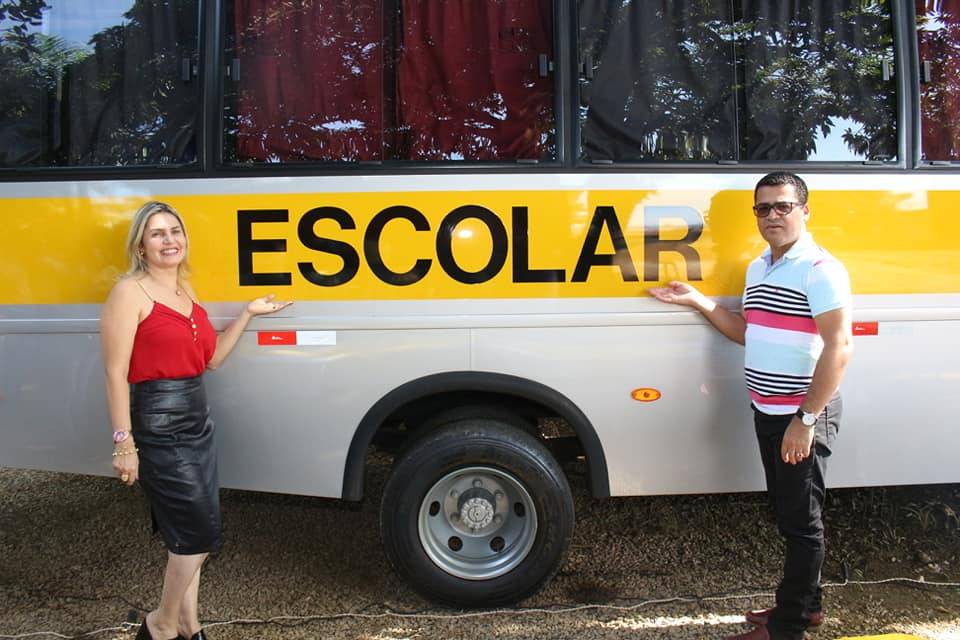 Prefeita Marilza entrega mais um ônibus para o Transporte Escolar do município