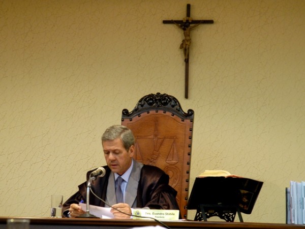 Tribunal julga inconstitucional lei que mantém parentes em cargo 