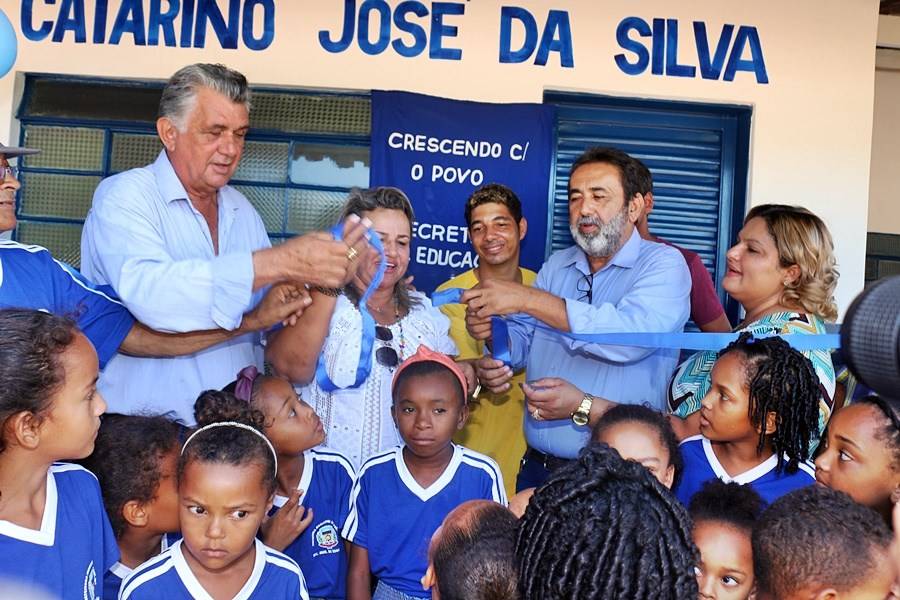 Prefeitura entrega reforma de escola na zona rural e firma parceria para acesso a cursos superiores 