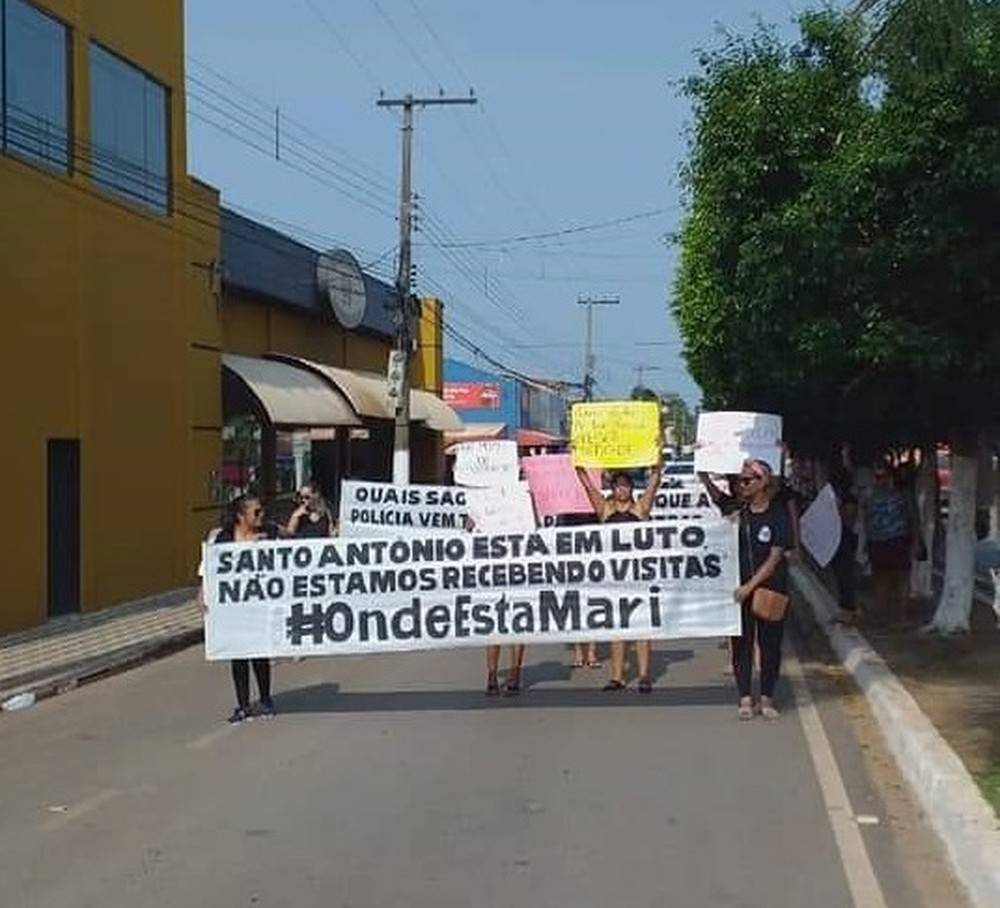 Amigos de travesti desaparecida há quase 20 dias em Leverger fazem protesto para cobrar agilidade nas investigações 